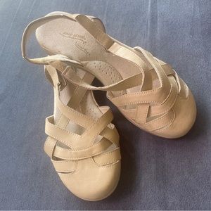 Easy Street Womens Garrett Closed Toe Strappy Sandals cream color 30-8196 6.5WW
